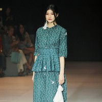 Inilah koleksi terbaru Sejauh Mata Memandang yang ditampilkan di di Plaza Indonesia Fashion Week 2024, Kamis [7/3/2024]. Kegaduhan bulan-bulan politik mengusik benak Chitra Subyakto, pendiri dan desainer Sejauh Mata Memandang (SMM). Lahirlah kreasi bertajuk Sasi dengan menyertakan tren white-on-white yang meneduhkan. Foto: Mohammad Abduh/detikcom.