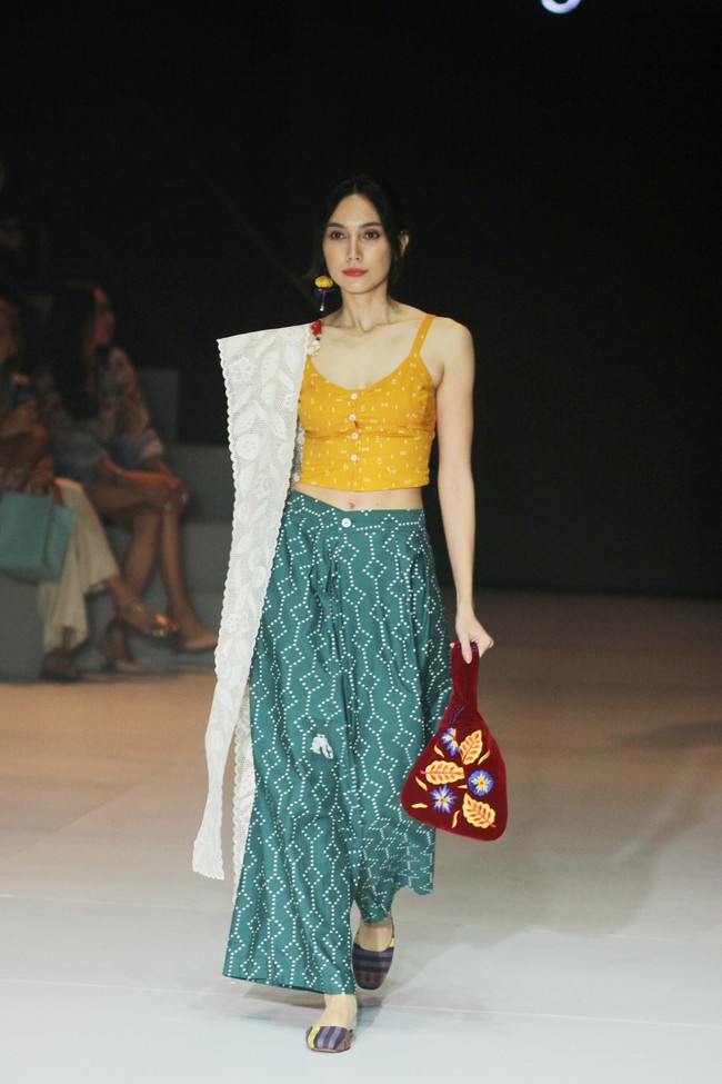 Inilah koleksi terbaru Sejauh Mata Memandang yang ditampilkan di di Plaza Indonesia Fashion Week 2024, Kamis [7/3/2024]. Kegaduhan bulan-bulan politik mengusik benak Chitra Subyakto, pendiri dan desainer Sejauh Mata Memandang (SMM). Lahirlah kreasi bertajuk Sasi dengan menyertakan tren white-on-white yang meneduhkan. Foto: Mohammad Abduh/detikcom.