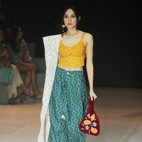 Inilah koleksi terbaru Sejauh Mata Memandang yang ditampilkan di di Plaza Indonesia Fashion Week 2024, Kamis [7/3/2024]. Kegaduhan bulan-bulan politik mengusik benak Chitra Subyakto, pendiri dan desainer Sejauh Mata Memandang (SMM). Lahirlah kreasi bertajuk Sasi dengan menyertakan tren white-on-white yang meneduhkan. Foto: Mohammad Abduh/detikcom.