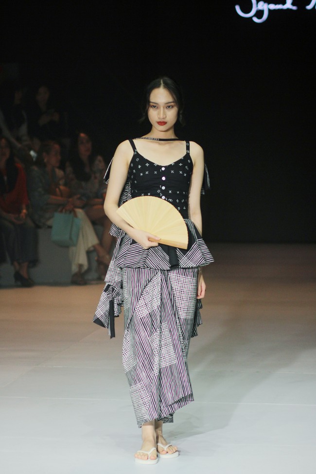 Inilah koleksi terbaru Sejauh Mata Memandang yang ditampilkan di di Plaza Indonesia Fashion Week 2024, Kamis [7/3/2024]. Kegaduhan bulan-bulan politik mengusik benak Chitra Subyakto, pendiri dan desainer Sejauh Mata Memandang (SMM). Lahirlah kreasi bertajuk Sasi dengan menyertakan tren white-on-white yang meneduhkan. Foto: Mohammad Abduh/detikcom.