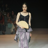 Inilah koleksi terbaru Sejauh Mata Memandang yang ditampilkan di di Plaza Indonesia Fashion Week 2024, Kamis [7/3/2024]. Kegaduhan bulan-bulan politik mengusik benak Chitra Subyakto, pendiri dan desainer Sejauh Mata Memandang (SMM). Lahirlah kreasi bertajuk Sasi dengan menyertakan tren white-on-white yang meneduhkan. Foto: Mohammad Abduh/detikcom.