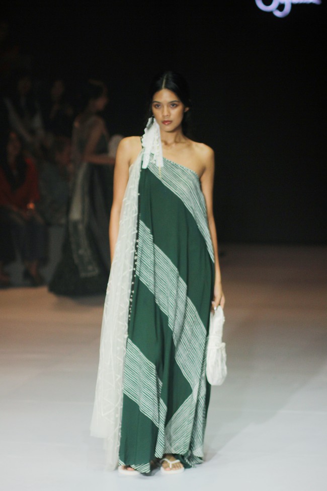 Inilah koleksi terbaru Sejauh Mata Memandang yang ditampilkan di di Plaza Indonesia Fashion Week 2024, Kamis [7/3/2024]. Kegaduhan bulan-bulan politik mengusik benak Chitra Subyakto, pendiri dan desainer Sejauh Mata Memandang (SMM). Lahirlah kreasi bertajuk Sasi dengan menyertakan tren white-on-white yang meneduhkan. Foto: Mohammad Abduh/detikcom.