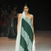 Inilah koleksi terbaru Sejauh Mata Memandang yang ditampilkan di di Plaza Indonesia Fashion Week 2024, Kamis [7/3/2024]. Kegaduhan bulan-bulan politik mengusik benak Chitra Subyakto, pendiri dan desainer Sejauh Mata Memandang (SMM). Lahirlah kreasi bertajuk Sasi dengan menyertakan tren white-on-white yang meneduhkan. Foto: Mohammad Abduh/detikcom.