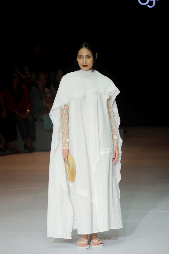 Inilah koleksi terbaru Sejauh Mata Memandang yang ditampilkan di di Plaza Indonesia Fashion Week 2024, Kamis [7/3/2024]. Kegaduhan bulan-bulan politik mengusik benak Chitra Subyakto, pendiri dan desainer Sejauh Mata Memandang (SMM). Lahirlah kreasi bertajuk Sasi dengan menyertakan tren white-on-white yang meneduhkan. Foto: Mohammad Abduh/detikcom.