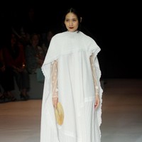 Inilah koleksi terbaru Sejauh Mata Memandang yang ditampilkan di di Plaza Indonesia Fashion Week 2024, Kamis [7/3/2024]. Kegaduhan bulan-bulan politik mengusik benak Chitra Subyakto, pendiri dan desainer Sejauh Mata Memandang (SMM). Lahirlah kreasi bertajuk Sasi dengan menyertakan tren white-on-white yang meneduhkan. Foto: Mohammad Abduh/detikcom.