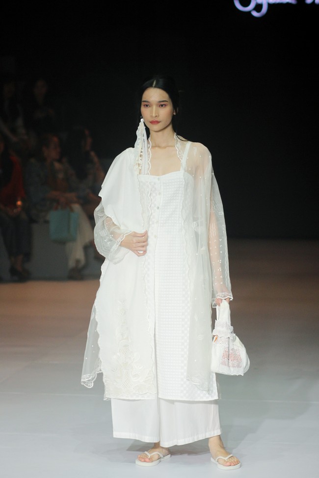 Inilah koleksi terbaru Sejauh Mata Memandang yang ditampilkan di di Plaza Indonesia Fashion Week 2024, Kamis [7/3/2024]. Kegaduhan bulan-bulan politik mengusik benak Chitra Subyakto, pendiri dan desainer Sejauh Mata Memandang (SMM). Lahirlah kreasi bertajuk Sasi dengan menyertakan tren white-on-white yang meneduhkan. Foto: Mohammad Abduh/detikcom.