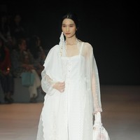 Inilah koleksi terbaru Sejauh Mata Memandang yang ditampilkan di di Plaza Indonesia Fashion Week 2024, Kamis [7/3/2024]. Kegaduhan bulan-bulan politik mengusik benak Chitra Subyakto, pendiri dan desainer Sejauh Mata Memandang (SMM). Lahirlah kreasi bertajuk Sasi dengan menyertakan tren white-on-white yang meneduhkan. Foto: Mohammad Abduh/detikcom.