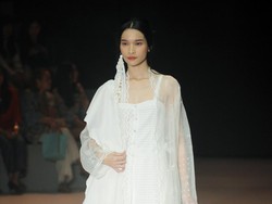 10 Koleksi Sejauh Mata Memandang, Busana Serba Putih Cocok untuk Lebaran