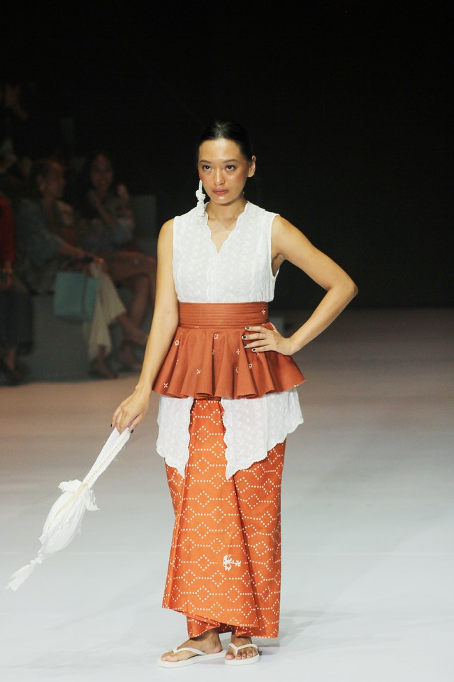 Inilah koleksi terbaru Sejauh Mata Memandang yang ditampilkan di di Plaza Indonesia Fashion Week 2024, Kamis [7/3/2024]. Kegaduhan bulan-bulan politik mengusik benak Chitra Subyakto, pendiri dan desainer Sejauh Mata Memandang (SMM). Lahirlah kreasi bertajuk Sasi dengan menyertakan tren white-on-white yang meneduhkan. Foto: Mohammad Abduh/detikcom.  