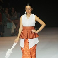 Inilah koleksi terbaru Sejauh Mata Memandang yang ditampilkan di di Plaza Indonesia Fashion Week 2024, Kamis [7/3/2024]. Kegaduhan bulan-bulan politik mengusik benak Chitra Subyakto, pendiri dan desainer Sejauh Mata Memandang (SMM). Lahirlah kreasi bertajuk Sasi dengan menyertakan tren white-on-white yang meneduhkan. Foto: Mohammad Abduh/detikcom.  