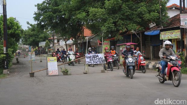 Kondisi jalan WR Supratman Desa Kauman Juwana, Pati, Kamis (28/3/2024).