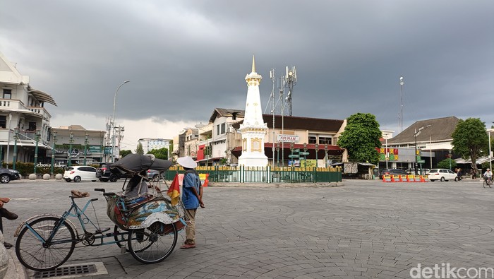 Kondisi lalu lintas sekitar kawasan Tugu Pal Putih Jogja, Kamis (28/3/2024).