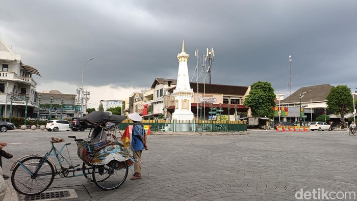 Kondisi lalu lintas sekitar kawasan Tugu Pal Putih Jogja, Kamis (28/3/2024).
