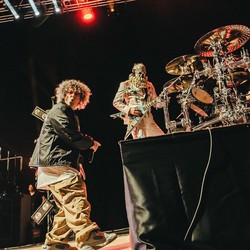 Bam! Fred Durst Hajar Drone Pakai Mic di Tengah Konser Limp Bizkit