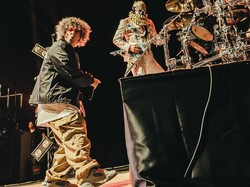 Bam! Fred Durst Hajar Drone Pakai Mic di Tengah Konser Limp Bizkit