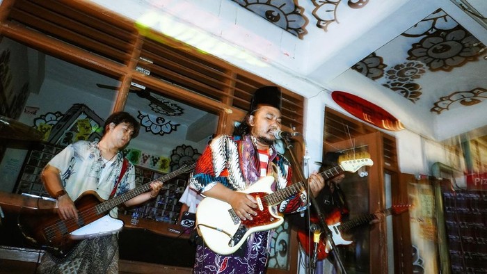 Lorjhu Lorjhu adalah salah satu band rock Madura yang jadi musisi besutan Bahasa Ibu Records.