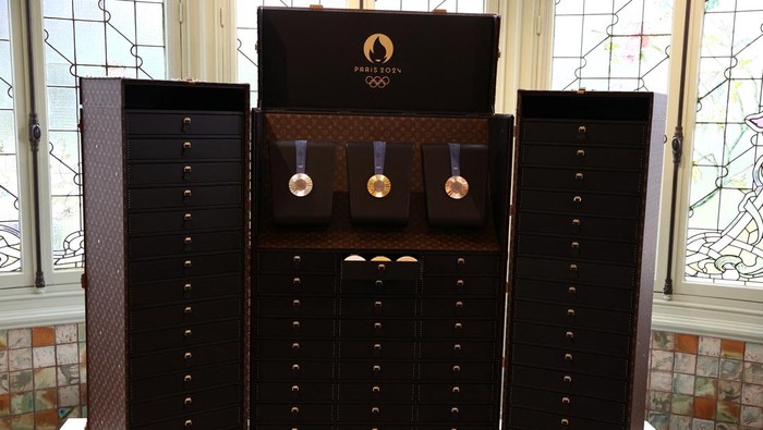 Louis Vuitton Bikin Koper Khusus Obor dan Medali Olimpiade Paris, Ini Wujudnya The Louis Vuitton Torch Trunk, which will transport and protect the torch during the Paris 2024 Olympic and Paralympic Games, is presented during a press visit at the Louis Vuitton workshops in Asnieres-sur-Seine near Paris, France, March 27, 2024. REUTERS/Stephanie Lecocq