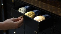 Louis Vuitton juga membuat peti untuk menyimpan medali -- satu untuk Olimpiade dan satu lagi untuk Paralimpiade -- yang dapat dibuka menjadi etalase yang menonjol, dengan lusinan laci, masing-masing berisi tiga medali. 