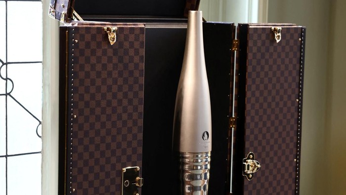 Louis Vuitton Bikin Koper Khusus Obor dan Medali Olimpiade Paris, Ini Wujudnya The Louis Vuitton Torch Trunk, which will transport and protect the torch during the Paris 2024 Olympic and Paralympic Games, is presented during a press visit at the Louis Vuitton workshops in Asnieres-sur-Seine near Paris, France, March 27, 2024. REUTERS/Stephanie Lecocq