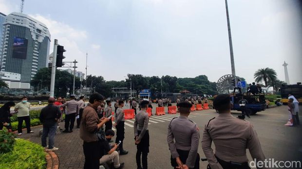 Massa aksi yang demonstrasi di depan Patung Kuda, Jakarta Pusat, bertambah. Kali ini ada dua kubu massa yang menggelar demonstrasi di kawasan Patung Kuda. (Annisa AR/detikcom)