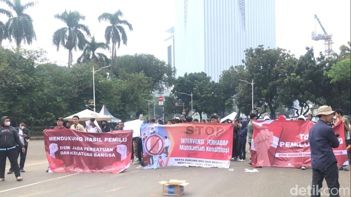 Demonstran Berhadap-hadapan di Patung Kuda, Kepolisian Siap Siaga