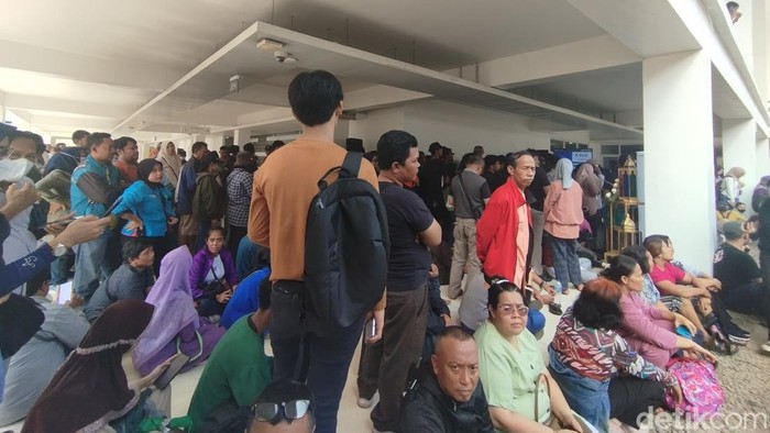 Masyarakat serbu lokasi penukaran uang Bank Indonesia di Senayan