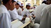 Mereka memperbanyak ibadah, khususnya membaca Al-Quran.