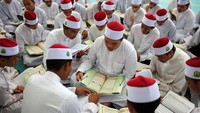 Mereka juga saling menyetor hafalan Al-Quran.
