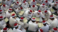 Para santri di sebuah pesantren di Kuala Lumpur, Malaysia, memperingati malam nuzulul quran, Kamis (28/3).