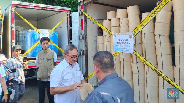 Mendag Zulhas ngamuk bakar barang elektronik hingga saus sambal ilegal Rp 9,3 miliar di Bogor. (CNBC Indonesia/Martyasari Rizky)