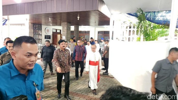Jelang Paskah, Menko Polhukam Hadi Tinjau Gereja Katedral Jakarta