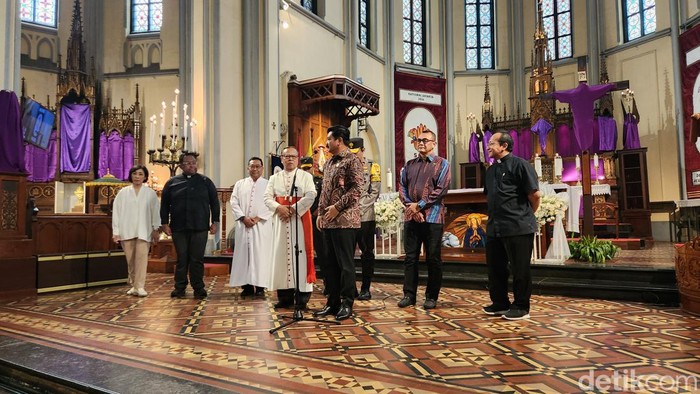 Tinjau Katedral, Menko Polhukam Pastikan Rangkaian Paskah di RI Aman