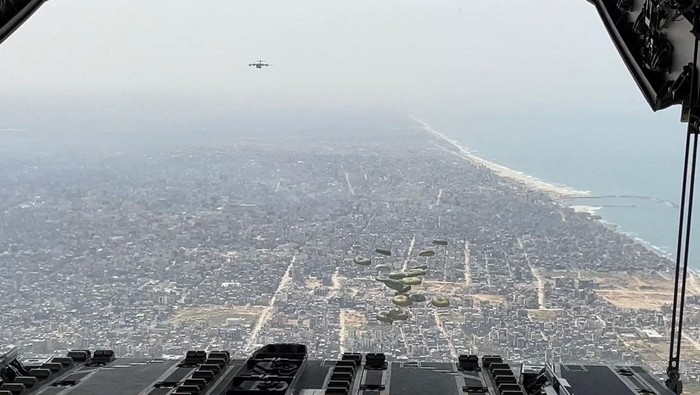 The Spanish Air Force drops humanitarian aid parcels over the Gaza Strip, March 27, 2024. Spanish Foreign Ministry/Handout via REUTERS ATTENTION EDITORS - THIS IMAGE WAS PROVIDED BY A THIRD PARTY.