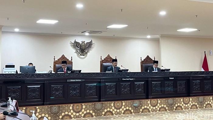 MKMK) membacakan putusan nomor 04/MKMK/L/03/2024 pelanggaran etik hakim Mahkamah Konstitusi (MK) dengan terlapor Wakil Ketua MK Saldi Isra. (Anggi M/detikcom)