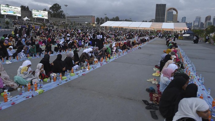 People take part in a mass Iftar, breaking of fast, in the holy month of Ramadan, in Addis Ababa, Ethiopia Wednesday, March. 27, 2024. (AP Photo)