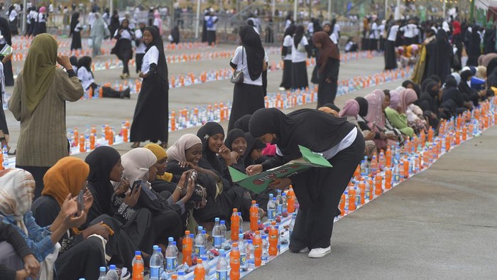 Momen Kebersamaan Warga Ethiopia Buka Puasa Bareng di Alun-alun People take part in a mass Iftar, breaking of fast, in the holy month of Ramadan, in Addis Ababa, Ethiopia Wednesday, March. 27, 2024. (AP Photo)