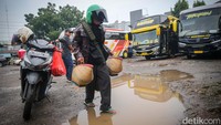 Mereka memilih mudik lebih awal untuk menghindari kemacetan dan kenaikan harga tiket transportasi.