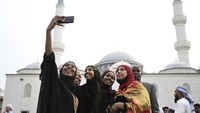 Diketahui pemeluk Islam di AS saat ini mencapai 4 juta orang. Ini termasuk para pendatang yang tinggal di sana. Kedatangan imigran muslim ini tak hanya mengenalkan agama Islam, tapi juga membawa tradisi makanan halal.