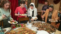 Konsumen makanan halal pun merambah ke masyarakat nonmuslim. Menurut riset Halawa, generasi milenial dan anak muda AS menjadikan makanan halal sebagai alternatif makanan sehat.