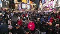 Sejumlah umat Muslim di AS saat menunaikan salat tarawih di kawasan Times Square, New York, Amerika Serikat.