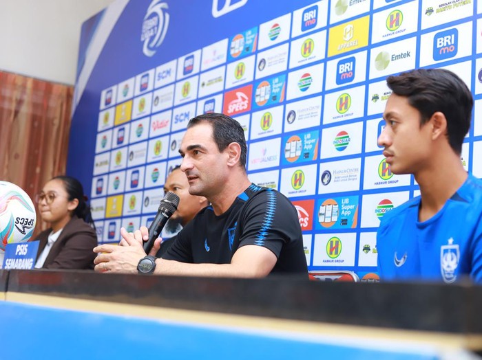 Pelatih PSIS, Gilbert Agius bersama Haykal Alhafiz dalam sesi jumpa pers laga Barito Putera vs PSIS, Kamis (28/3/2024).