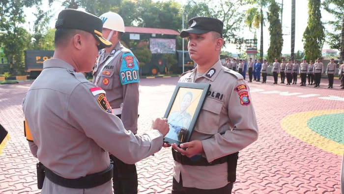 Pemecatan oknum polisi personel Polres Karimun yang menggelapkan mobil warga. (Dok Polres Karimun)