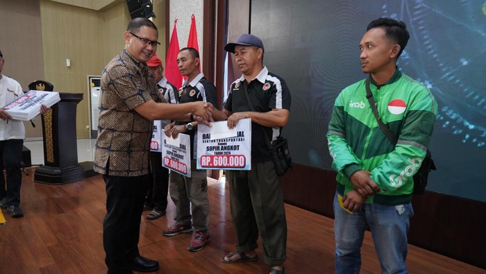 Pemkot memberikan insentif kepada sopir angkutan, ojek online dan ojek pangkalan