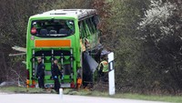 Operator Jerman Flixbus mengatakan bus tersebut sedang dalam perjalanan dari Berlin ke Zurich dengan 53 penumpang dan dua pengemudi di dalamnya. Flixbus menyebut kedua pengemudi bus selamat.  