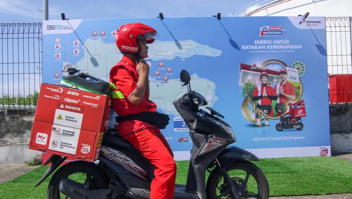 Petugas Pertamina memaparkan peta jalur mudik di Depo Pertamina Tanjungwangi, Banyuwangi, Jawa Timur, Kamis (28/3/2024). PT Pertamina Patra Niaga Jatimbalinus menyediakan 100 motoris layanan pembelian BBM yang bisa mengantar ke lokasi untuk mengantisipasi kendaraan kehabisan BBM pada arus mudik Idul Fitri mendatang. ANTARA FOTO/Budi Candra Setya/aww.