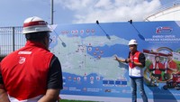 Petugas Pertamina memaparkan peta jalur mudik di Depo Pertamina Tanjungwangi, Banyuwangi, Jawa Timur, Kamis (28/3/2024).