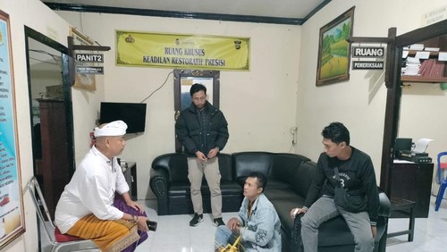 Pelaku pencuri motor milik pegawai bank, Sobirin, diinterogasi di Polsek Kintamani, Bangli, Selasa malam.