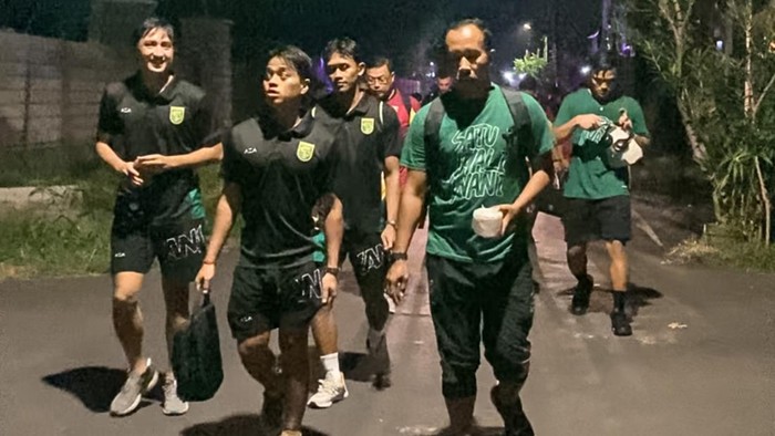Penggawa Persebaya penuhi nazar jalan kaki ke hotel usai taklukkan Arema FC