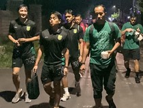 Penggawa Persebaya Penuhi Nazar Jalan Kaki ke Hotel Usai Kandaskan Arema FC