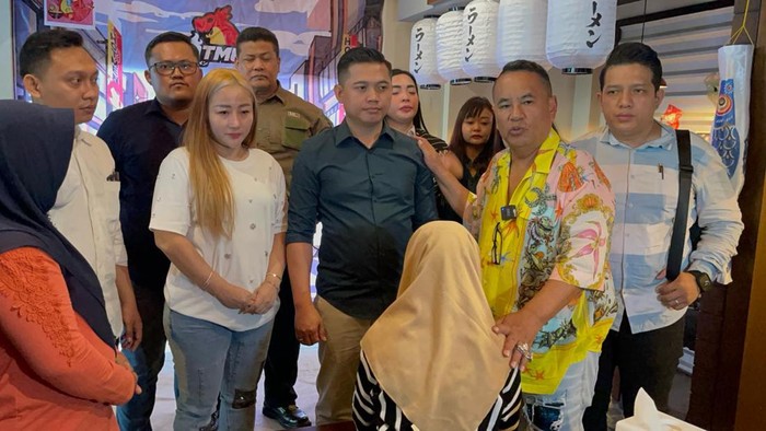 Pengusaha Dwi Hartono bersama pengacara Hotman Paris